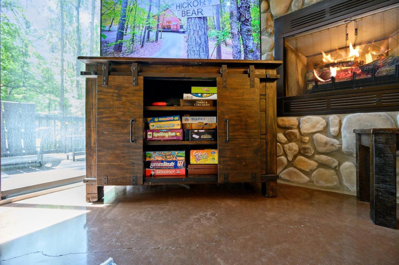 Hickory Bear - Cabin Surrounded By Pines, Sleeps 10, Hot Tub, Fire Pit, Arcade, Foosball Table & Deck Slide Broken Bow Eksteriør billede