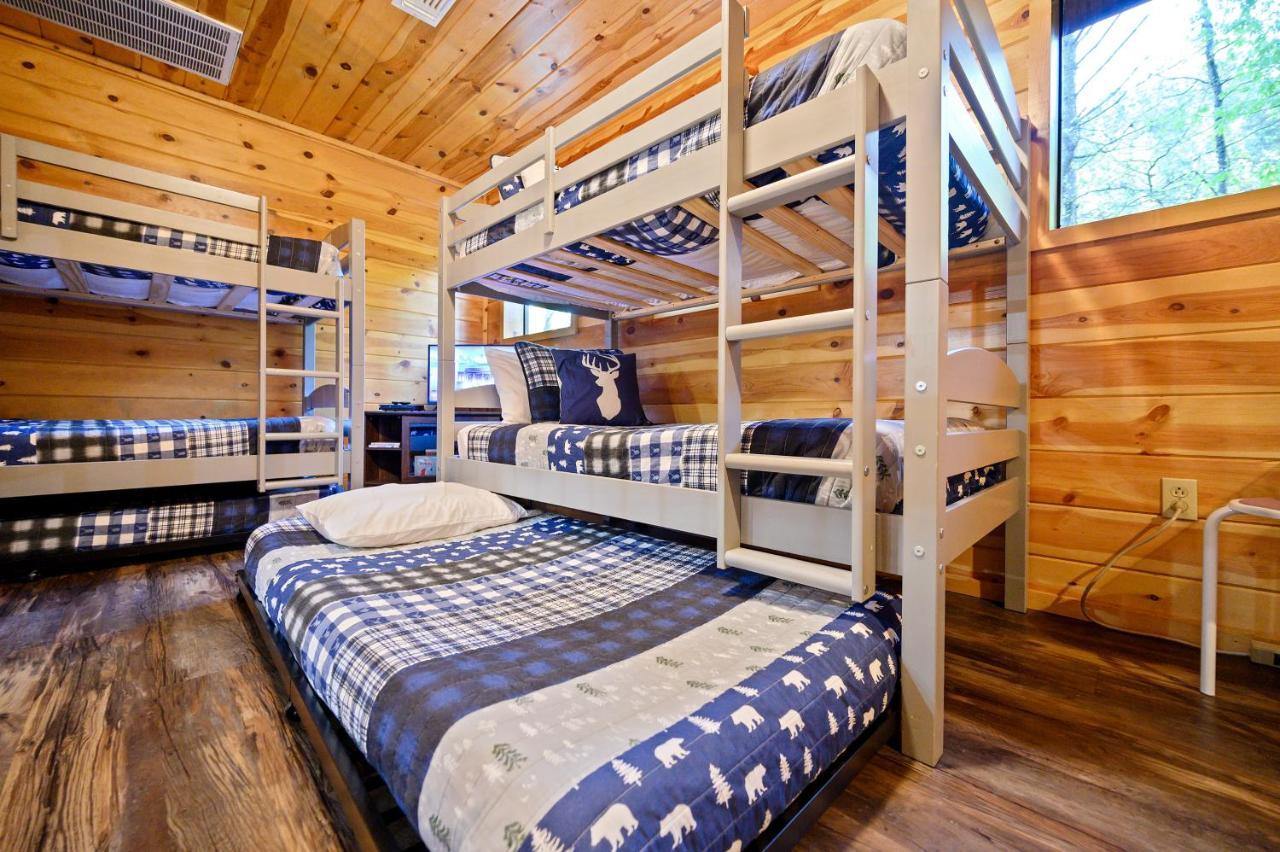 Hickory Bear - Cabin Surrounded By Pines, Sleeps 10, Hot Tub, Fire Pit, Arcade, Foosball Table & Deck Slide Broken Bow Eksteriør billede
