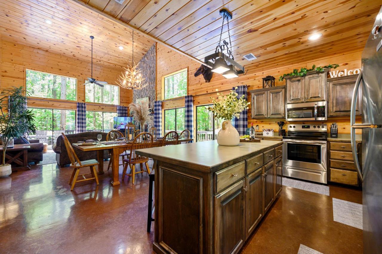 Hickory Bear - Cabin Surrounded By Pines, Sleeps 10, Hot Tub, Fire Pit, Arcade, Foosball Table & Deck Slide Broken Bow Eksteriør billede