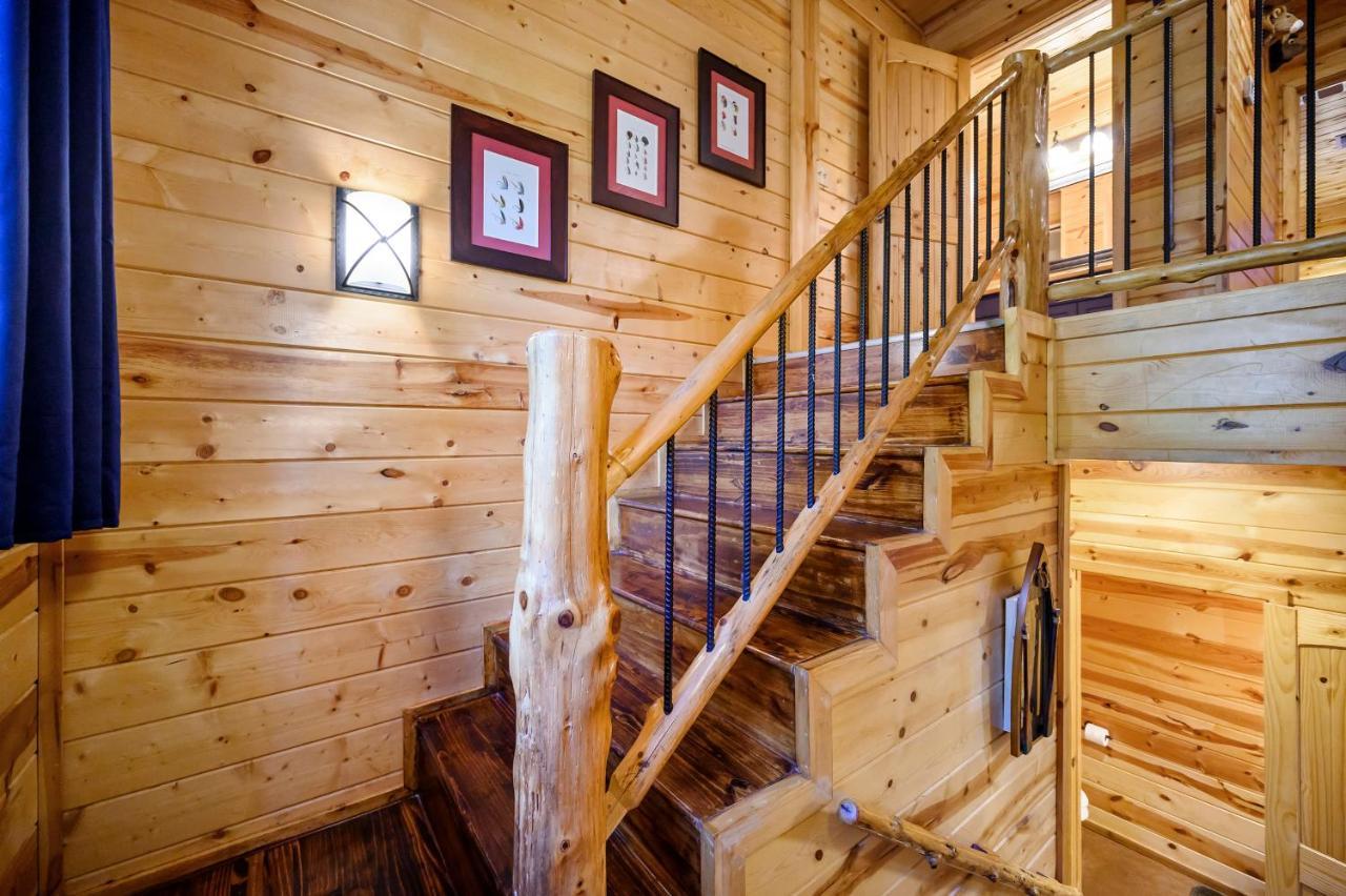 Hickory Bear - Cabin Surrounded By Pines, Sleeps 10, Hot Tub, Fire Pit, Arcade, Foosball Table & Deck Slide Broken Bow Eksteriør billede