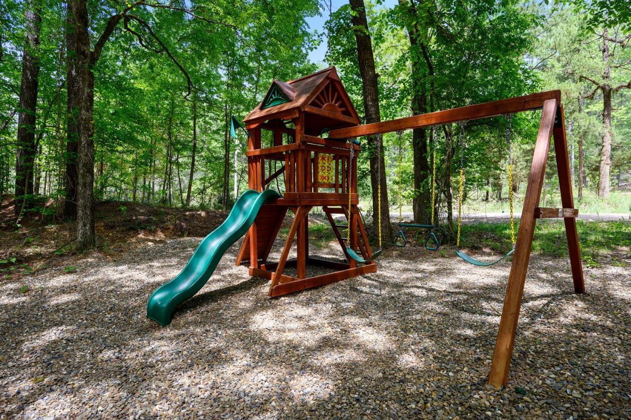Hickory Bear - Cabin Surrounded By Pines, Sleeps 10, Hot Tub, Fire Pit, Arcade, Foosball Table & Deck Slide Broken Bow Eksteriør billede