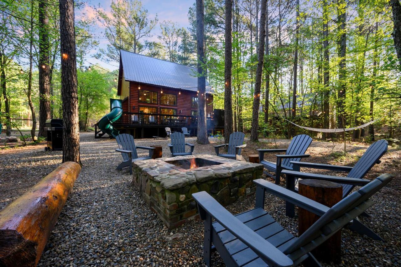Hickory Bear - Cabin Surrounded By Pines, Sleeps 10, Hot Tub, Fire Pit, Arcade, Foosball Table & Deck Slide Broken Bow Eksteriør billede