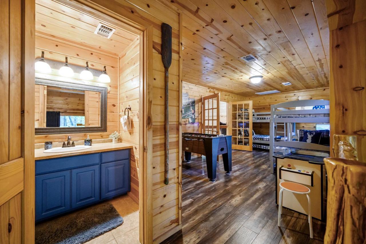 Hickory Bear - Cabin Surrounded By Pines, Sleeps 10, Hot Tub, Fire Pit, Arcade, Foosball Table & Deck Slide Broken Bow Eksteriør billede