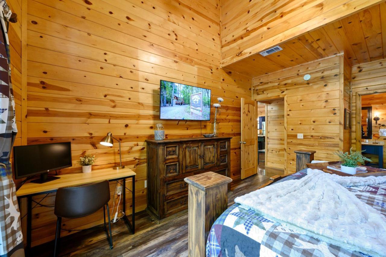 Hickory Bear - Cabin Surrounded By Pines, Sleeps 10, Hot Tub, Fire Pit, Arcade, Foosball Table & Deck Slide Broken Bow Eksteriør billede