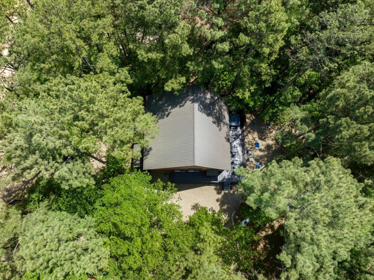 Hickory Bear - Cabin Surrounded By Pines, Sleeps 10, Hot Tub, Fire Pit, Arcade, Foosball Table & Deck Slide Broken Bow Eksteriør billede